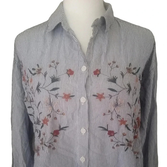 Beachlunchlounge Pinstripe Floral Embroidered Front Button Up Blouse Size Medium - Picture 3 of 5